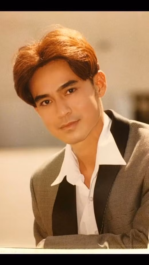 Khi vẫn chưa có quá nhiều người biết danh tính thật sự của thánh "Áo mới Cà Mau", chỉ đơn giản là ấn tượng với vẻ ngoài chẳng giống ai của mình... thì mới đây, một vài bức ảnh được chụp thời trai trẻ của nhân vật này đã khiến người người phải bất ngờ. Khác với dung mạo "không rõ là nam hay nữ" ở hiện tại, thời trẻ của ca sĩ Tuấn Tú gây ấn tượng với tạo hình một chàng trai khôi ngô, tuấn tú, có khuôn mặt vô cùng ăn ảnh và tạo liên tưởng đến những tài tử điện ảnh nổi tiếng.