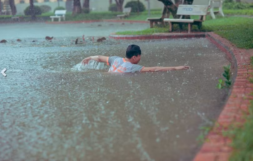 Sân trường bị ngập úng tạo điều kiện rất tốt cho anh chàng này rèn luyện kỹ năng bơi lội. Chắc chắn sẽ chẳng thể nào tìm được chiếc bể bơi có một không hai như thế này trong khắp thành phố.