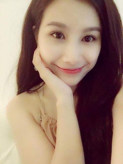 Thời gian rảnh có được ngoài công việc và sau khi chăm sóc gia đình, Hoàng Giang rất thích thú với công việc chụp ảnh và làm người mẫu ảnh. Trên trang cá nhân của mình, Hoàng Giang có rất nhiều bức ảnh rất thú vị khoe nhan sắc xinh đẹp và sự trẻ trung và được nhiều chị em khen ngợi, ngưỡng mộ.