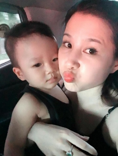 Nhờ ý thức giữ gìn nhan sắc, sức khỏe, lựa chọn và áp dụng thông minh nhiều liệu pháp dân gian... nên dù từng trải qua 3 lần tăng cân khủng khiếp sau khi sinh nhưng thân hình của Hoàng Giang vẫn không hề bị "xuống cấp". Hiện tại, bà mẹ 3 con xinh đẹp sở hữu vòng hai nhỏ gọn, làn da trắng sáng và một khuôn mặt rất ưa nhìn khiến cô trông trẻ hơn tuổi thật khá nhiều và thật sự giống những cô gái trẻ chưa từng sinh con.