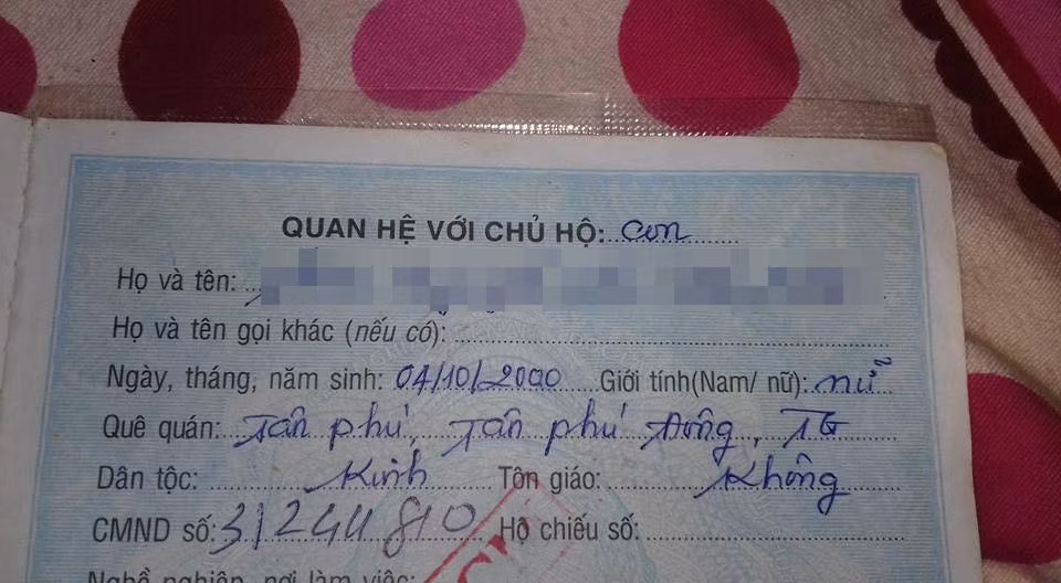 Anh chồng không ngại ngần chụp ảnh thông tin cá nhân của cô vợ. Tuy nhiên trong sổ hộ khẩu của gia đình xác nhận, cô vợ sinh ngày 4/10/2000. Dường như anh chàng này bị "hố" và mâu thuẫn với chính lời nói của mình khi với năm sinh 2000, cô bé vợ anh năm nay mới chỉ 16 tuổi và vẫn chưa đủ tuổi lập gia đình. Bức ảnh này sau đó bị xóa đi, nhưng nhiều dân mạng đã kịp thời chụp lại để làm bằng chứng bóc mẽ. Ảnh trong bài: Facebook nhân vật.