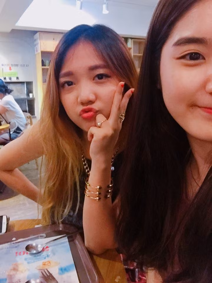 Ví dụ như bức ảnh này, thoạt nhìn gần như ai cũng có thể lầm tưởng nhân vật chính trong đó là ca sĩ Hari Won. Có thể thấy, hai chị em Rudya Yoo có đôi mắt rất giống nhau, cùng với đó là tính cách vui vẻ, hồn nhiên, lém lỉnh, đôi khi hơi... "tưng tửng".