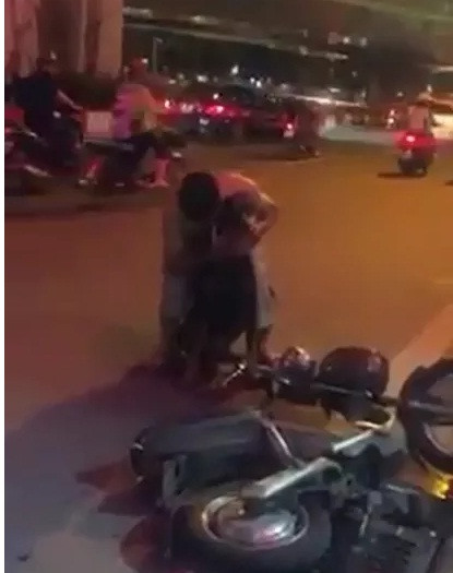 Người chủ của chú chó Doberman đi xe đạp điện đau đớn ôm vết thương trên cổ chó và kêu gào thảm thiết. Anh này đã cố gọi 3 chiếc taxi để chở chú chó đi viện cấp cứu nhưng không tài xế nào dám nhận.