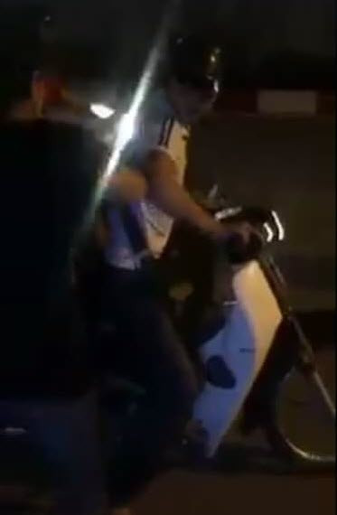 Rất may mắn cho chú chó, mấy phút sau đã xuất hiện "hiệp sĩ" đi xe Dream đang chở người yêu ra tay cứu giúp đưa chú chó đến Bệnh viện 354.