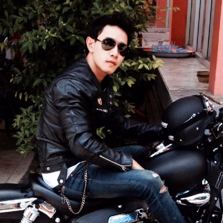 Nam thần rửa xe cũng có đam mê bất tận với xe phân khối lớn. Trên trang cá nhân của mình, anh chàng này khá chăm chỉ đăng tải những bức hình chụp cạnh những chiếc xe mô tô hầm hố, ăn mặc bụi bặm làm nhiều cô gái “hú hét” vì ngưỡng mộ. 