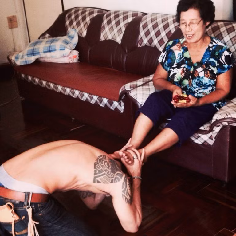 Không chỉ được mọi người ca ngợi bởi diện mạo điển trai, hot boy rửa xe còn khiến nhiều biết đến là một chàng trai hiếu thuận, yêu thương gia đình. Bức hình anh lễ phép cúi lạy bà ngoại làm dân mạng vô cùng cảm phục. 