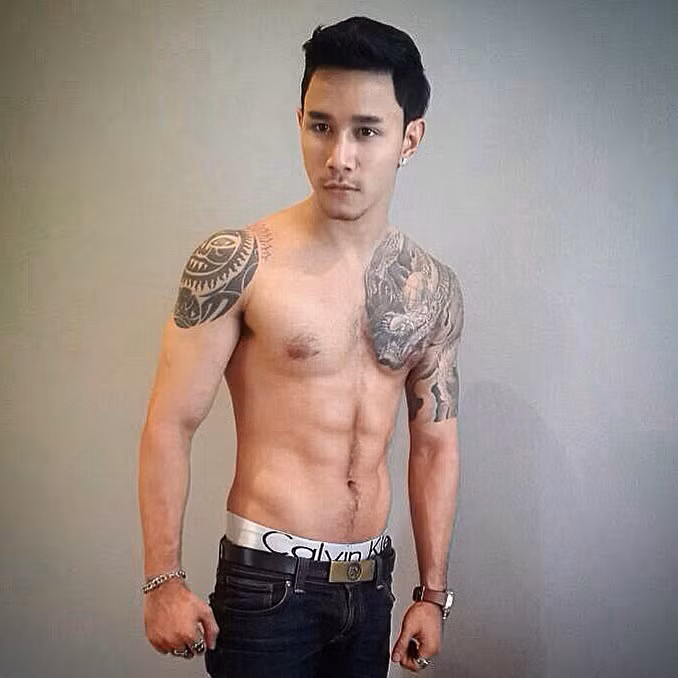 Để có thân hình hoàn hảo như hiện tại, chắc chắn hot boy rửa xe phải có chế độ tập luyện và ăn uống khắt khe. 