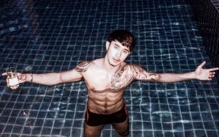 Sở hữu ngoại hình đã quá điển trai rồi, thân hình nóng bỏng, cơ bụng 6 múi của ông chủ quán rửa xe càng làm chị em bấn loạn. Hiện nay, các cô gái vẫn đang mong chờ được biết thêm thông tin cá nhân của anh chàng này để sớm có cơ hội chiêm ngưỡng nhan sắc ngoài đời thực của anh. 