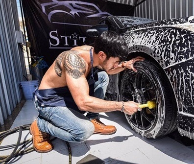 Anh chàng rửa xe sở hữu đôi vai rắn chắc, trên bả vai có thêm một hình xăm chất lừ, trong tư thế chăm chú làm việc trông càng quyến rũ và hấp dẫn kỳ lạ. Không đẹp trai theo xu hướng da trắng, mặt công tử như các soái ca Hàn Quốc, nam thần rửa xe đẹp trai theo kiểu phong trần, nam tính. 