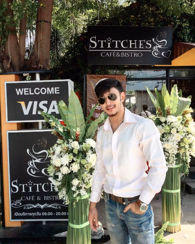 Chỉ trong trang phục áo sơ mi trắng kết hợp với quần jean đơn giản thế thôi nhưng anh chàng rửa xe cũng có thể làm hàng triệu cô gái “rụng tim”. Là một mẫu đàn ông hoàn hảo cả về ngoại hình lẫn tài năng, chắc chắn ông chủ rửa xe đang được nhiều bóng hồng vây quanh, tuy nhiên anh chàng vẫn còn độc thân. Ảnh trong bài: Posthai.