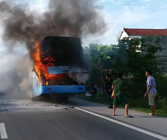 Chiếc xe khách bốc cháy dữ dội