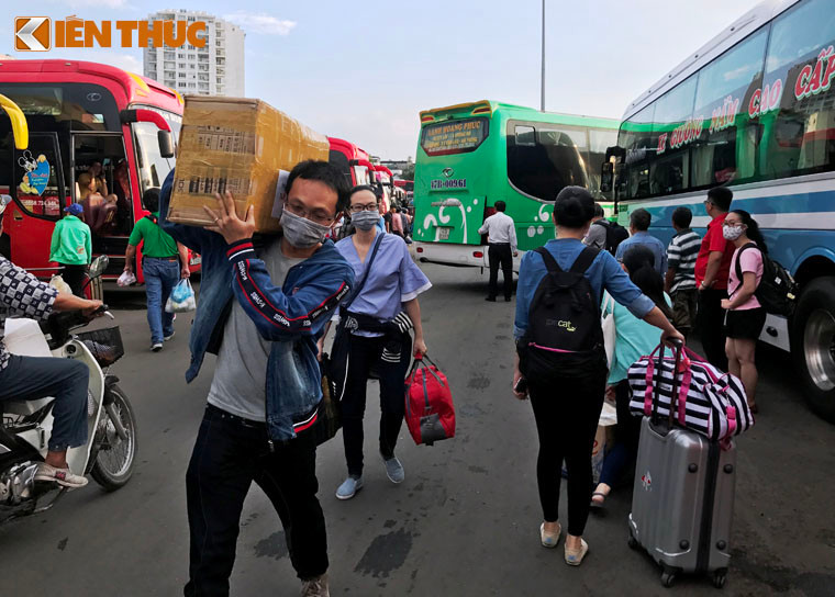 Các bến xe như Miền Đông, Miền Tây cũng đông nghẹt hành khách từ các tỉnh trở lại Sài Gòn chiều 1/5.