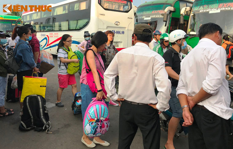 Ai cũng vội vàng trở về nhà để chuẩn bị cho ngày làm việc sau kỳ nghỉ lễ.