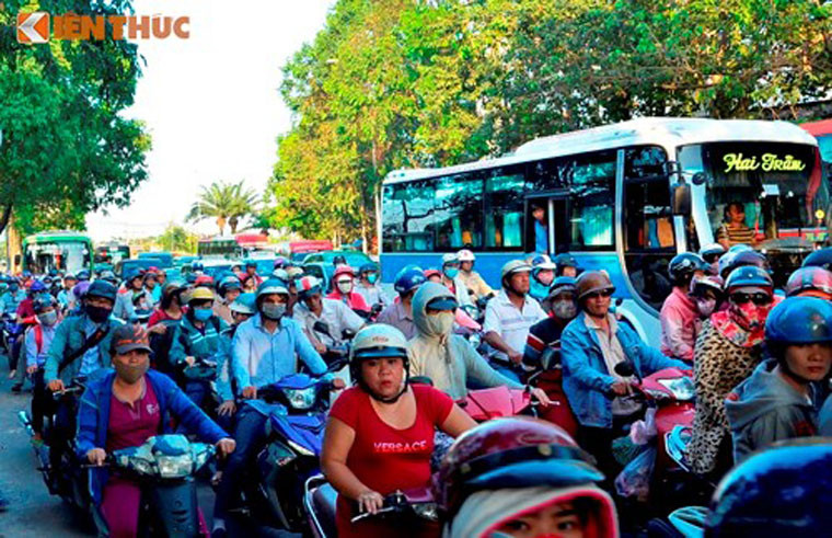 Ùn tắc giao thông kéo dài trên nhiều tuyến đường cửa ngõ dẫn vào trung tâm TP.