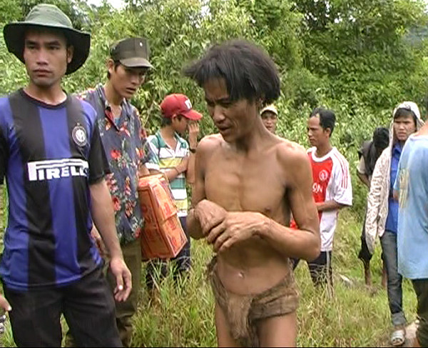 Trước đó, năm 2013 người dân địa phương phát hiện hai cha con người rừng nên báo với chính quyền địa phương tổ chức tìm kiếm và đưa họ về sống hòa nhập với cộng đồng. Câu chuyện về cuộc giải cứu 2 người rừng vào tại Quảng Ngãi từng gây chấn động báo chí trong nước và quốc tế.