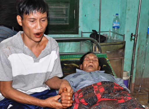 Ông Thanh và anh Lang được địa phương làm hộ khẩu, chứng minh nhân dân và hỗ trợ để hòa nhập với cuộc sống ở làng. Năm 2017, người cha Hồ Văn Thanh qua đời. 