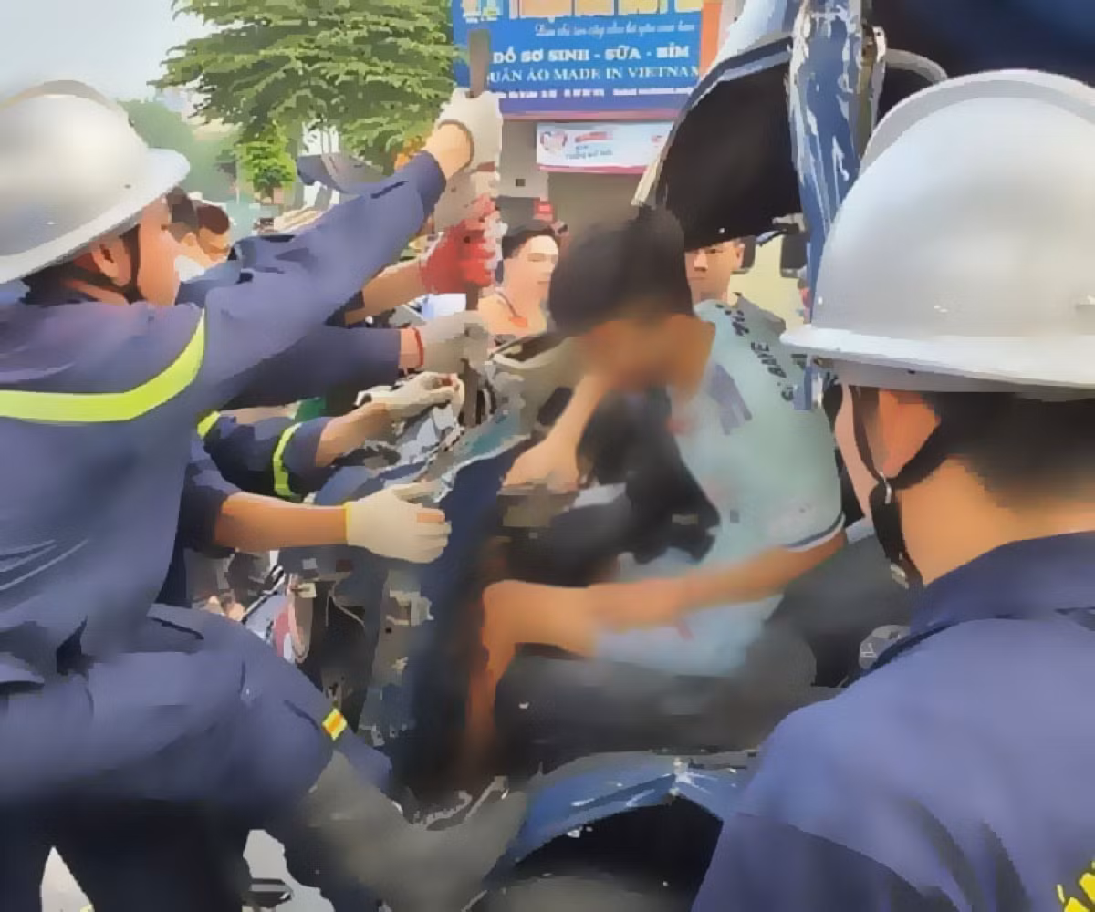 Cua ca bin cuu lai xe mac ket sau tai nan giao thong o Ha Noi