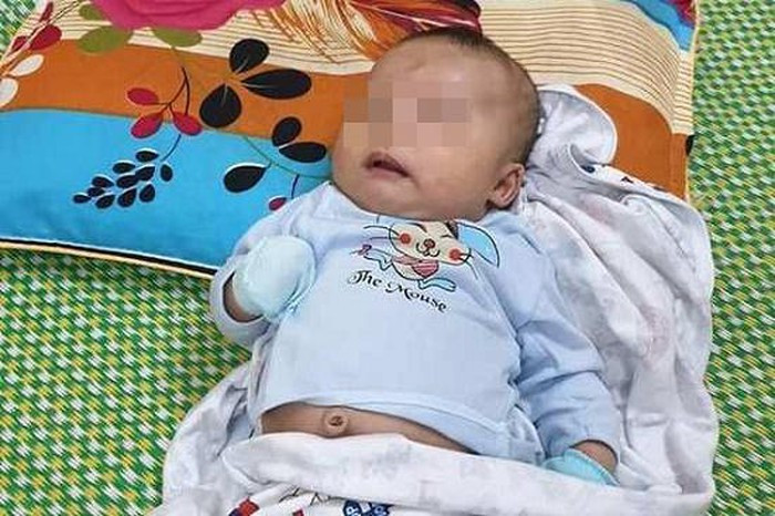  3. Phát hiện bé trai khoảng 3 tháng tuổi bị rơi ở nhà văn hóa: Ngày 9/10, UBND thị trấn Vân Du, huyện Thạch Thành, tỉnh Thanh Hóa cho biết, trên địa bàn vừa phát hiện một bé trai khoảng 2-3 tháng tuổi bị bỏ rơi trước sân nhà văn hóa thôn Yên Lão. Qua thăm khám, sức khỏe cháu bình thường. Sau 15 ngày nếu không có người đến nhận cháu bé, xã sẽ giải quyết theo quy định của pháp luật.