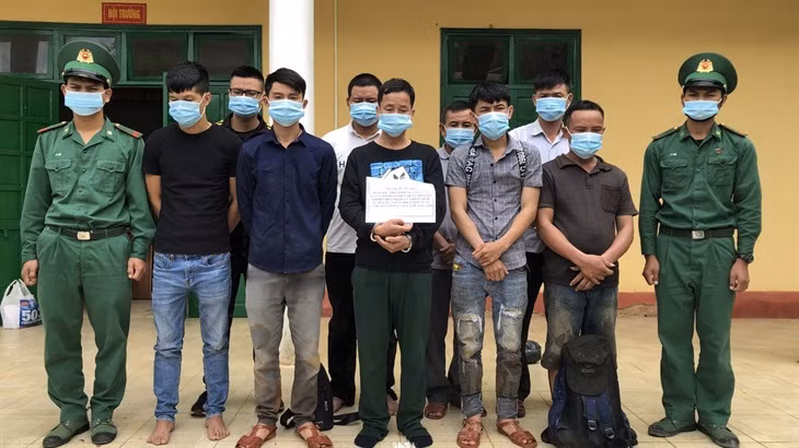  6. Bắt giữ 10 người có hành vi xuất cảnh trái phép: Ngày 9/10, Đoàn đặc nhiệm miền Trung (Đoàn 2) – Cục Phòng chống ma túy và tội phạm, Bộ Tư lệnh Bộ đội Biên phòng chủ trì, phối hợp với Đồn Biên phòng Cửa khẩu Quốc tế Bờ Y đã phát hiện và bắt giữ 10 người có hành vi xuất cảnh trái phép. Khoảng 2h40 ngày 9/10, lực lượng chức năng đã tiến hành bắt giữ nhóm người trên cư trú tại các tỉnh Nghệ An, Quảng Bình, Thừa Thiên – Huế và Gia Lai.