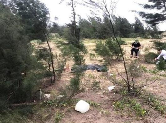  7. Phát hiện một thi thể nam giới trôi dạt vào bờ biển: Ngày 9/10,UBND xã Thạch Văn, (huyện Thạch Hà, Hà Tĩnh) cho biết, trên địa bàn vừa phát hiện người thi thể một thanh niên trôi dạt vào bờ biển. Qua nhận dạng ban đầu, thi thể này là nam giới, có độ tuổi khoảng 20 tuổi, mang áo đỏ, quần bò. Trên người nạn nhân không có giấy tờ tùy thân, khuôn mặt đã biến dạng.