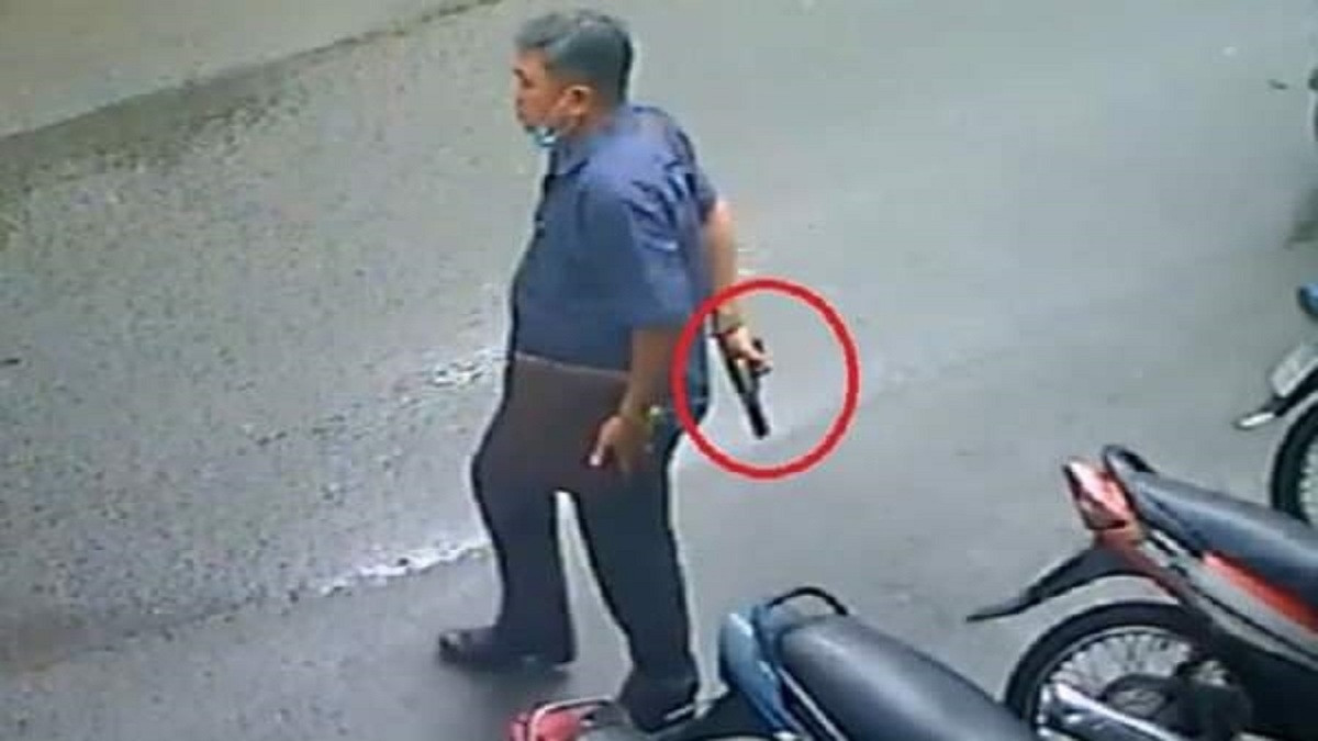  7. Triệu tập người đàn ông rút súng "thị uy" giữa đường: Ngày 8/10, Công an huyện Hóc Môn, TP HCM đã làm việc với người đàn ông tên N.T.L, làm bảo vệ có nơi cư trú không ổn định để điều tra làm rõ. Trước đó, ngày 7/10, mạng xã hội Facebook lan truyền đoạn clip dài hơn 2 phút ghi lại cảnh người đàn ông khoảng 40 tuổi, mặc áo sơ mi, quần tây và rút vật giống súng ở phía sau lưng quần ra lên đạn thị uy hai người phụ nữ khiến một số người xung quanh hoảng sợ. 