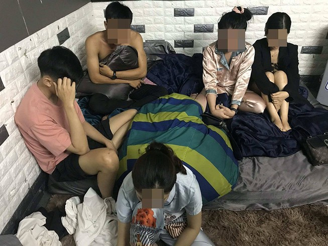  6. 17 nam nữ thuê khách sạn, nhà nghỉ ở quận 1 để phê ma túy: Ngày 8/10, Công an quận 1, TP.HCM đang lập hồ sơ xử lý nhóm người được phát hiện dương tính với ma túy trên địa bàn. Trước đó, rạng sáng 3/10, Công an quận 1 kiểm tra hộ kinh doanh trên đường Trần Đình Xu, phường Cầu Kho. Công an đã thu giữ tang vật và bàn giao 17 người (gồm năm nhân viên của quán) cho công an phường Phạm Ngũ Lão. Qua kiểm tra, 15/17 người được phát hiện dương tính với ma túy.