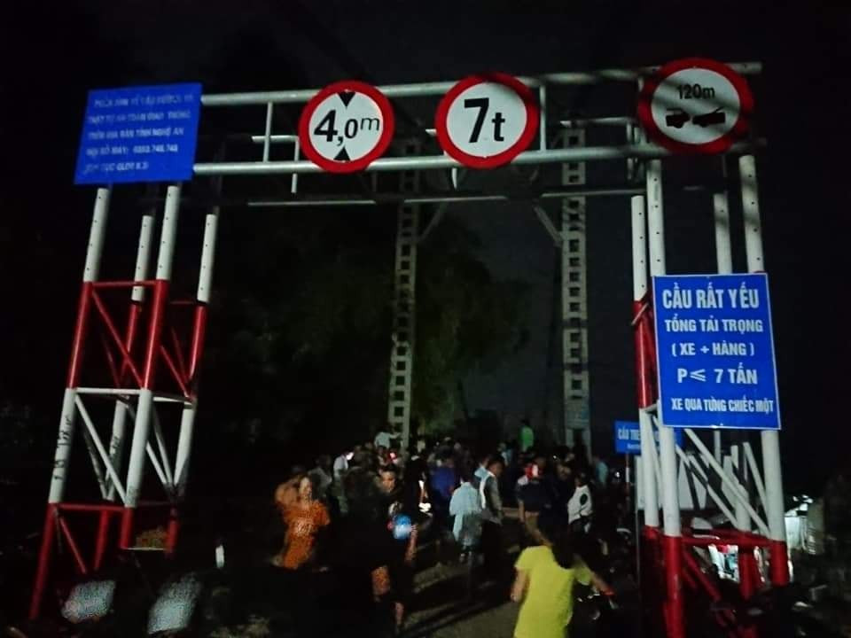 Vào thời điểm trên, ô tô 7 chỗ nhãn hiệu Ford Everest BS: 30A-935.53 do tài xế Nguyễn Thế Tuấn điều khiển, chở theo hai anh Lê Đình Anh và Lê Đình Quyết, đã tông vào xe máy Honda AirBlade 72 G1- 135.79 do anh Đào Văn Nam điều khiển chở theo anh Hoàng Anh Tuấn (cùng trú xóm Liên Khai, xã Thanh Liên, huyện Thanh Chương).