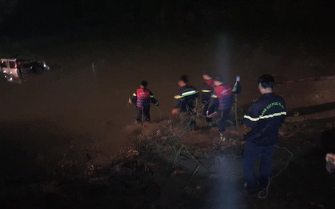 Hiện vụ xe máy va chạm với ô tô đang được cơ quan chức năng điều tra, làm rõ.