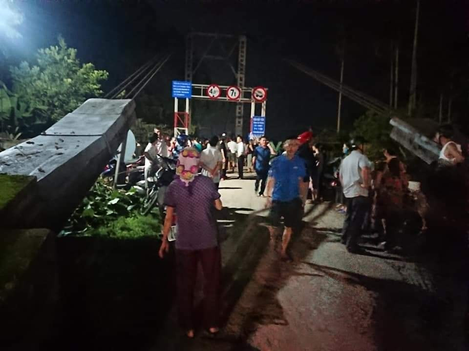 Sau va chạm, chiếc ô tô đâm vào lan can cầu, rơi thẳng xuống sông Giăng; 3 người ngồi trên ô tô và hai người đi xe máy tử vong (trong đó anh Đào Văn Nam tử vong khi đi cấp cứu).