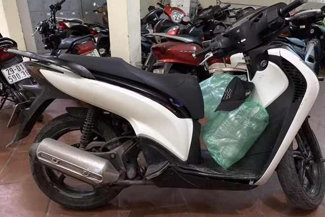  7. Xe máy SH bị kẻ gian lấy mất, sau 10 năm được tìm thấy: Ngày 6/10, Đội CSGT số 14 phối hợp cùng Công an quận Hai Bà Trưng, Hà Nội điều tra nguồn gốc chiếc SH bị mất trộm hơn 10 năm trước. Chiếc xe này bị cơ quan chức năng thu giữ vào tối 5/10. Qua xác minh, chủ phương tiện mang tên N.T.H.Y. ở quận Ba Đình. Liên lạc qua điện thoại, người phụ nữ trình báo chiếc SH bị kẻ gian đánh cắp hồi tháng 12/2009. Khi đó, chị mua xe với giá hơn 70 triệu đồng.
