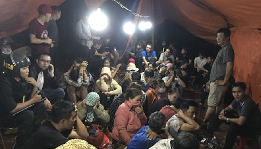  6. Triệt phá sòng bạc của 2 vợ chồng ở vườn điều: Ngày 5/10, Công an tỉnh Đồng Nai vừa triệt phá thành công sòng bạc của Võ Văn Đức (SN 1954) và Trần Thị Ánh (là vợ của Đức, SN 1959, ngụ huyện Long Thành) cầm đầu trong vườn điều tại khu vực. Ập vào khu vực vườn điều huyện Long Thành công an phát hiện và bắt quả tang 41 con bạc đang hăng máu sát phạt ăn tiền bằng hình thức xóc đĩa, thu trên 200 triệu đồng, nhiều xe ô tô, xe máy cùng dụng cụ để đánh bạc.