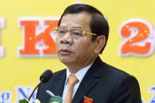 Ông Đặng Văn Minh sinh năm 1966 ở xã Phổ An (thị xã Đức Phổ, Quảng Ngãi) có trình độ Cử nhân Luật kinh tế, Cao cấp lý luận chính trị. Trước khi được bầu, tân Chủ tịch UBND tỉnh Quảng Ngãi từng kinh qua các chức vụ: Giám đốc Sở GTVT, Phó Chủ tịch UBND tỉnh, Bí thư Thành ủy Quảng Ngãi, Trưởng ban Tổ chức Tỉnh ủy Quảng Ngãi.