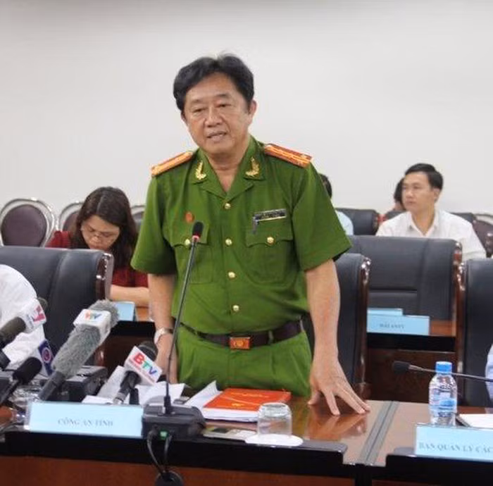 Ông Nguyễn Hoàng Thao từng giữ các chức vụ Trưởng phòng Cảnh sát điều tra tội phạm về ma tuý (PC47), Trưởng phòng Cảnh sát Hình sự, Phó giám đốc Công an Bình Dương. Ông là ủy viên Ban thường vụ tỉnh ủy Bình Dương nhiệm kì 2015-2020, Bí thư Đảng ủy Công an tỉnh Bình Dương. 