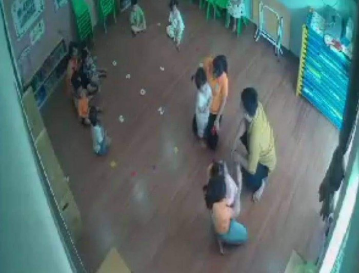 Nguoi dan ong den truong hanh hung be 2 tuoi truoc mat co giao