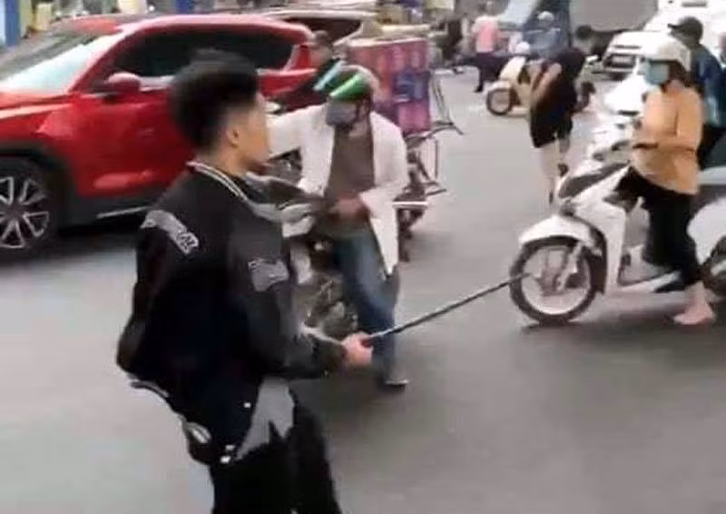 Sau đó, hai bên xảy ra cãi vã. Mỹ Anh đã dùng gậy ba khúc bằng kim loại xông đến đánh người điều khiển xe Honda Vision là anh H., trong khi người bạn đi cùng xe với Mỹ Anh cầm gạch ném về phía người này.