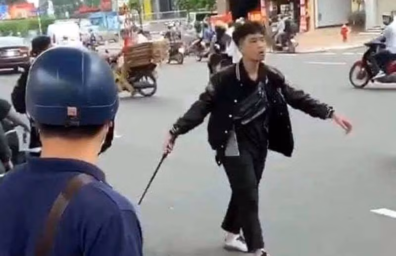 Theo tài liệu điều tra, vụ thanh niên đập phá xe người đi đường xảy ra vào khoảng 12h ngày 24/9, Mỹ Anh điều khiển xe Honda Wave RS BKS: 29V5-4072 chở một người bạn, đi cùng còn có 2 thanh niên điều khiển 1 chiếc xe máy khác. Cả nhóm di chuyển đến một quán internet có địa chỉ tại phố Tôn Thất Tùng , quận Đống Đa, Hà Nội.