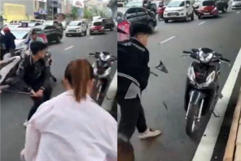 Lúc này, Mỹ Anh đang hỏi han người phụ nữ và vẫy taxi đi đường thì 2 thanh niên khác điều khiển xe Honda Vision đi đến xem và nói chuyện.