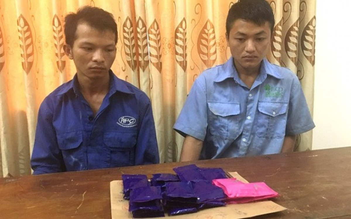  6. Bị bắt khi đang xuyên rừng cùng 6000 viên ma túy: Ngày 7/10, Công an tỉnh Nghệ An cho biết, vừa bắt giữ 2 đối tượng Già Bá Tồng (27 tuổi), Già Bá Xử (20 tuổi, cùng trú tại xã Na Ngoi, huyện Kỳ Sơn) có hành vi vận chuyển trái phép chất ma túy đi tiêu thụ. Tại hiện trường, công an thu giữ 1 bao ni lông màu đen, bên trong túi có 24 gói ni lông màu xanh và 6 gói ni lông màu hồng, qua kiểm tra có tổng cộng 6.000 viên ma tuý tổng hợp.