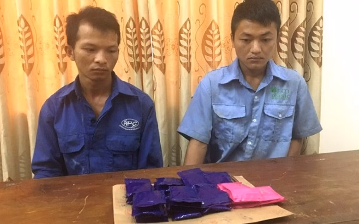  6. Bị bắt khi đang xuyên rừng cùng 6000 viên ma túy: Ngày 7/10, Công an tỉnh Nghệ An cho biết, vừa bắt giữ 2 đối tượng Già Bá Tồng (27 tuổi), Già Bá Xử (20 tuổi, cùng trú tại xã Na Ngoi, huyện Kỳ Sơn) có hành vi vận chuyển trái phép chất ma túy đi tiêu thụ. Tại hiện trường, công an thu giữ 1 bao ni lông màu đen, bên trong túi có 24 gói ni lông màu xanh và 6 gói ni lông màu hồng, qua kiểm tra có tổng cộng 6.000 viên ma tuý tổng hợp.