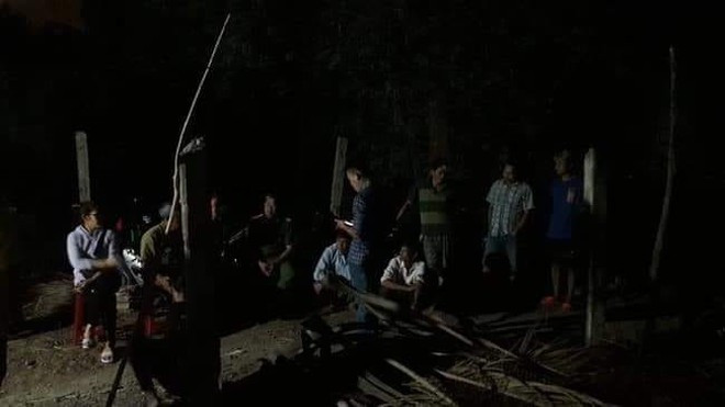  4. Nghi án con trai dùng dao sát hại mẹ: Ngày 7/10, Công an huyện Tân Kỳ, Nghệ An cho biết, trên địa bàn vừa xảy ra một vụ trọng án khiến 2 người thương vong. Tối 6/10, bà Bùi Thị Luân (SN 1946) được người dân phát hiện nằm bất trên nền nhà, chảy nhiều máu. Bên cạnh là người con trai Nguyễn Xuân Tú (SN 1979) đang cầm dao gục trên mặt đất. Tú được cho là đã dùng dao đâm khiến người mẹ tử vong. Vì sợ hãi, Tú đã tự sát nhưng bất thành. 