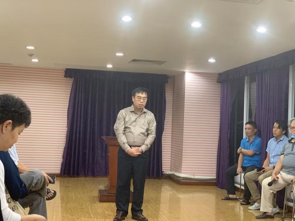 Sau lời qua tiếng lại, ông Thủy lên nhà lấy súng đe dọa, túm tóc và đánh anh Hùng trước sự chứng kiến của nhiều người. Vụ việc đã được Ban quản trị chung cư PNTechcons trình báo ngay cho công an địa phương. 