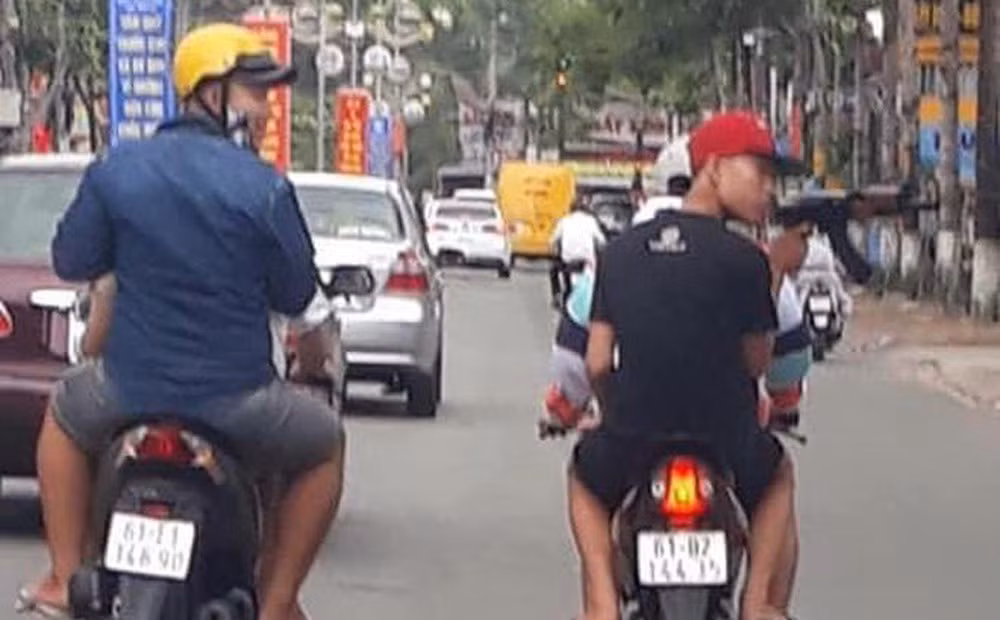 Lực lượng công an xác minh vật giống súng AK mà nhóm thanh niên mang theo là mô hình. Nhóm đối tượng này khai mua khẩu AK giả trên mạng và mang đi chơi để... trêu đùa người dân, đồng thời cam kết không tái phạm.