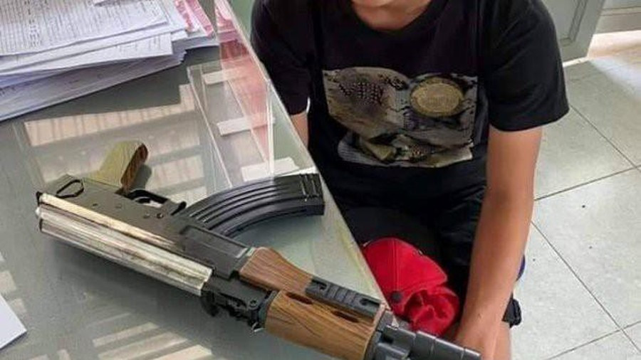  Nhóm thanh niên vác súng AK giả dọa người đi đường: Ngày 7/5, Công an phường Phú Lợi, TP.Thủ Dầu Một, tỉnh Bình Dương đã mời 4 thanh niên về trụ sở làm việc liên quan đến hành vi cầm súng chỉ vào người đi đường khiến nhiều người khiếp sợ.