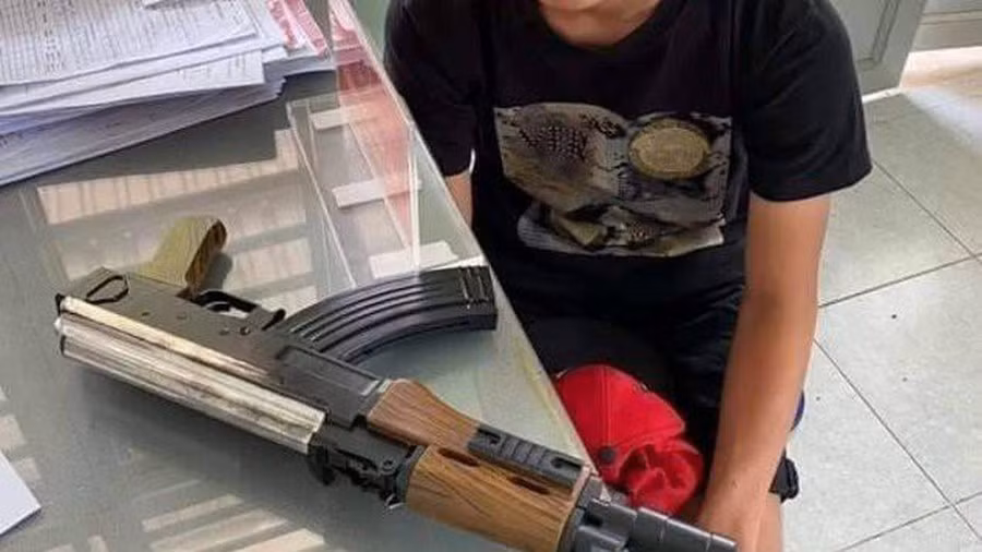  Nhóm thanh niên vác súng AK giả dọa người đi đường: Ngày 7/5, Công an phường Phú Lợi, TP.Thủ Dầu Một, tỉnh Bình Dương đã mời 4 thanh niên về trụ sở làm việc liên quan đến hành vi cầm súng chỉ vào người đi đường khiến nhiều người khiếp sợ.