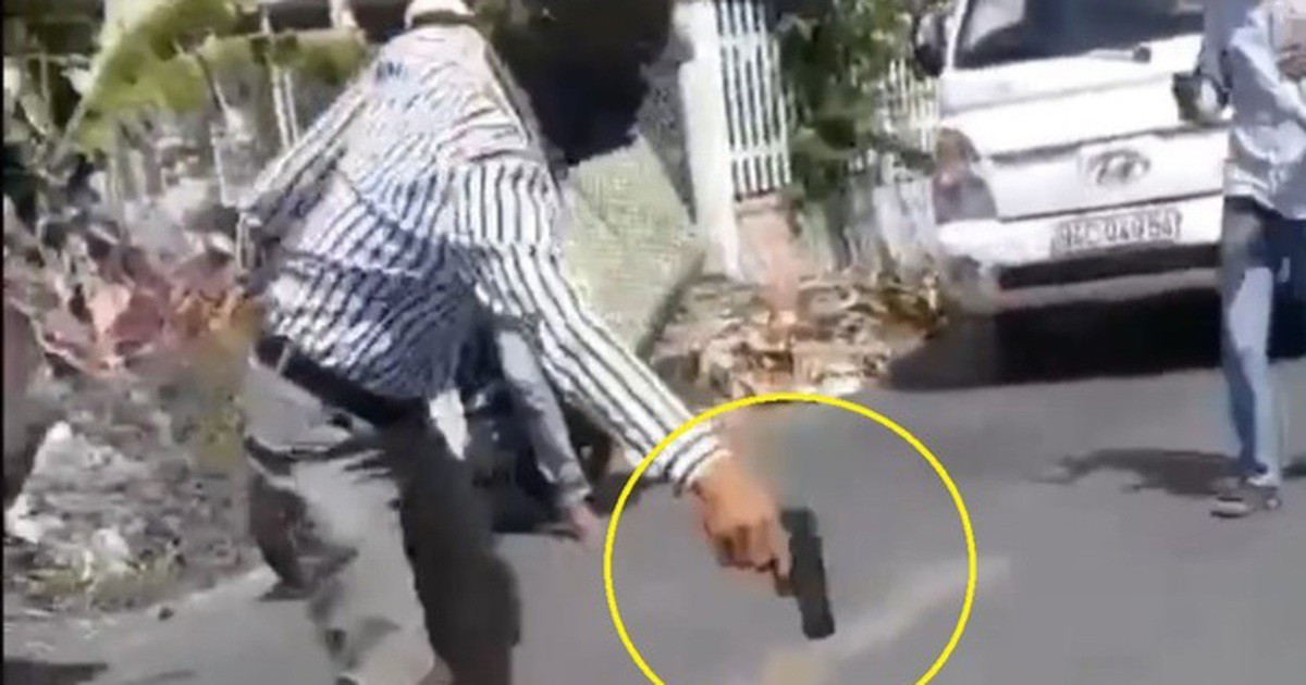  Va chạm giao thông, rút súng nhựa ra hăm dọa: Ngày 22/4, dư luận xôn xao khi người dùng mạng xã hội chia sẻ 2 đoạn clip ghi lại hình ảnh một người đàn ông chạy xe máy sau khi xảy ra va chạm giao thông đã cầm vật nghi súng cự cãi, đe dọa người lái xe tải.