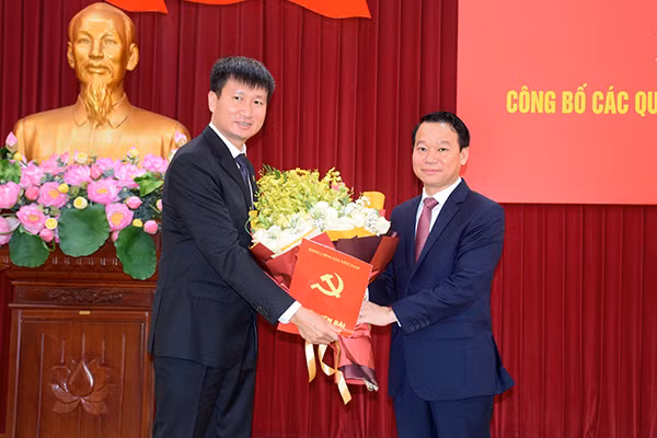 Từ 4/2010 - 8/2011, ông làm Phó Giám đốc Sở Nông nghiệp và Phát triển nông thôn tỉnh; rồi làm Phó Chánh văn phòng, Chánh văn phòng UBND tỉnh Yên Bái đến 9/2015.