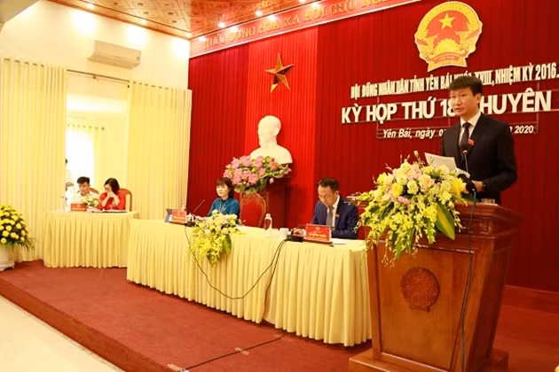 Ông Trần Huy Tuấn sinh ngày 28/8/1974; quê quán ở xã Hoàng Thắng, huyện Văn Yên, tỉnh Yên Bái. Ông là người dân tộc Tày; có trình độ: Kỹ sư thủy lợi, cử nhân kinh tế chính trị; thạc sỹ chuyên ngành kinh tế tài nguyên thiên nhiên và môi trường.