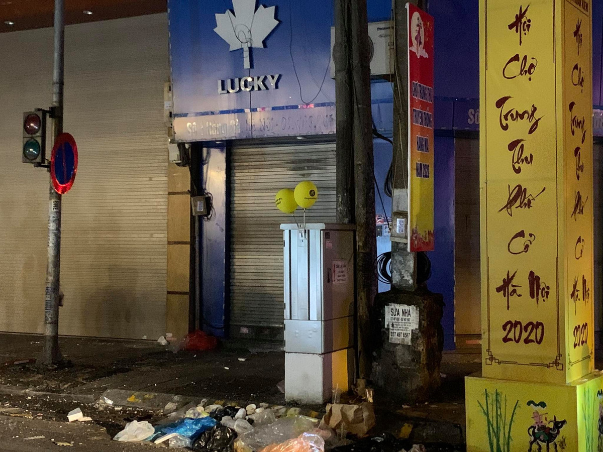 Đường phố như bãi chiến trường ngập đầy rác.