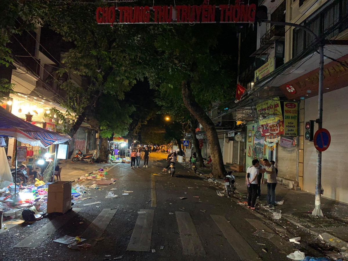 Những tấm biển kêu gọi không xả rác dường như không có tác dụng.