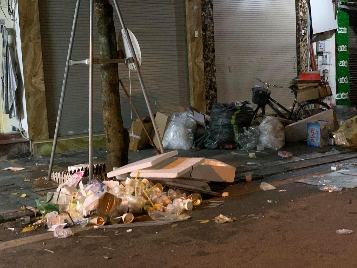 Anh Hùng là một phụ huynh cho con đi chơi trung thu tại nơi đây bức xúc: "Ý thức giữ gìn vệ sinh chung của mọi người kém. Tôi thấy đường phố quá nhiều vỏ chai nhựa bị vứt bừa bãi".